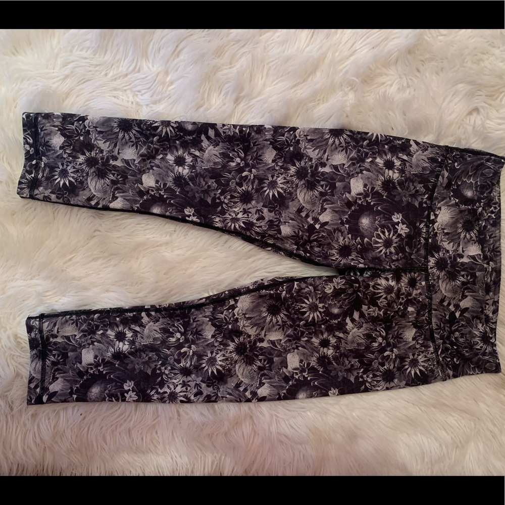 Lululemon flower cropped legging *like new*